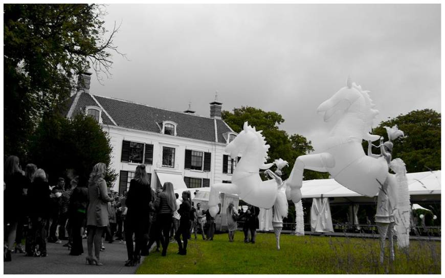 De White Horses Steltenlopers brengen een magische parade vol licht, beweging en elegantie. Perfect voor avondevents, festivals en winkelcentra. Een betoverende LED-act die elke locatie laat stralen!