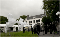 De White Horses Steltenlopers brengen een magische parade vol licht, beweging en elegantie. Perfect voor avondevents, festivals en winkelcentra. Een betoverende LED-act die elke locatie laat stralen!