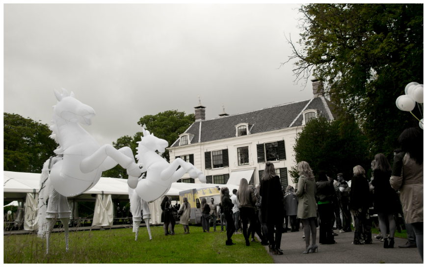 De White Horses Steltenlopers brengen een magische parade vol licht, beweging en elegantie. Perfect voor avondevents, festivals en winkelcentra. Een betoverende LED-act die elke locatie laat stralen!
