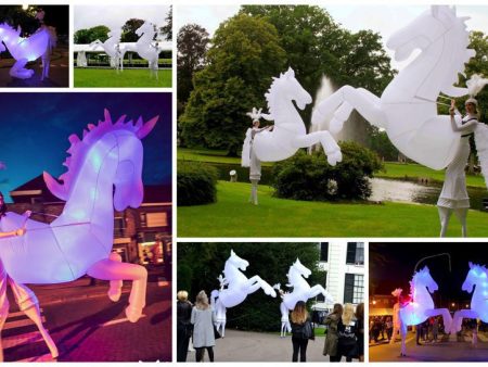 Magische White Horses Steltenlopers: Betoverende nachtdans. Ervaar de poëtische parade en magie van verlichte stelten in de duisternis.