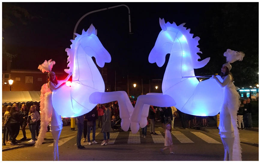 De White Horses Steltenlopers brengen een magische parade vol licht, beweging en elegantie. Perfect voor avondevents, festivals en winkelcentra. Een betoverende LED-act die elke locatie laat stralen!