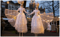 De Witte Winter Feeën Steltenlopers brengen elegante wintermagie naar elk evenement. Perfect voor kerst, bruiloften en winkelcentra. Stijlvol, interactief en betoverend entertainment in sprookjesachtige sfeer.