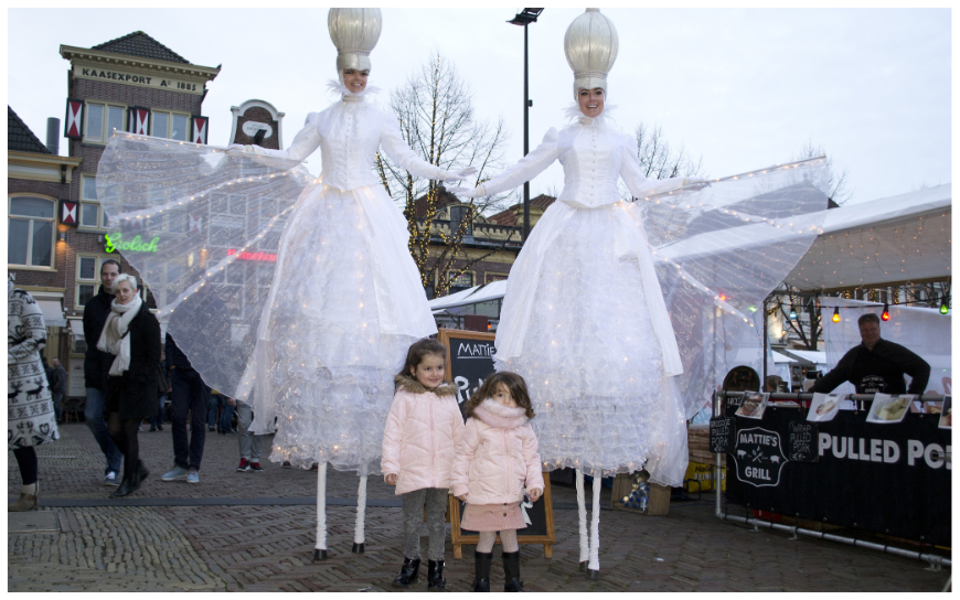 De Witte Winter Feeën Steltenlopers brengen elegante wintermagie naar elk evenement. Perfect voor kerst, bruiloften en winkelcentra. Stijlvol, interactief en betoverend entertainment in sprookjesachtige sfeer.