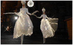 De Witte Winter Feeën Steltenlopers brengen elegante wintermagie naar elk evenement. Perfect voor kerst, bruiloften en winkelcentra. Stijlvol, interactief en betoverend entertainment in sprookjesachtige sfeer.