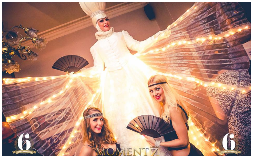 De Witte Winter Feeën Steltenlopers brengen elegante wintermagie naar elk evenement. Perfect voor kerst, bruiloften en winkelcentra. Stijlvol, interactief en betoverend entertainment in sprookjesachtige sfeer.