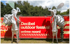 De Zilveren Vliegen Steltenlopers brengen futuristische ruimte-sfeer naar elk evenement. Glinsterend, buitenaards en indrukwekkend. Perfect voor festivals, winkelcentra en space-thema’s. Boek deze unieke act!