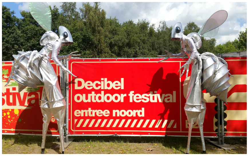 De Zilveren Vliegen Steltenlopers brengen futuristische ruimte-sfeer naar elk evenement. Glinsterend, buitenaards en indrukwekkend. Perfect voor festivals, winkelcentra en space-thema’s. Boek deze unieke act!