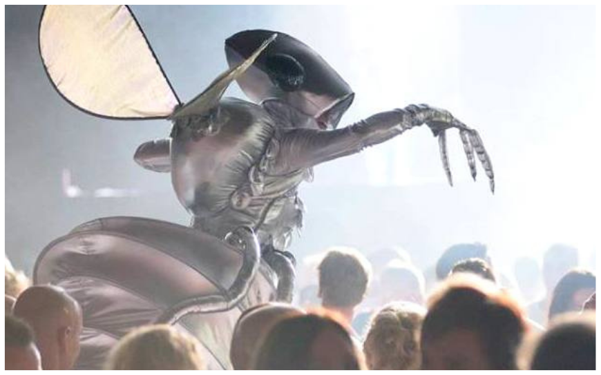 De Zilveren Vliegen Steltenlopers brengen futuristische ruimte-sfeer naar elk evenement. Glinsterend, buitenaards en indrukwekkend. Perfect voor festivals, winkelcentra en space-thema’s. Boek deze unieke act!