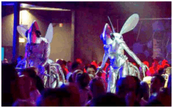 De Zilveren Vliegen Steltenlopers brengen futuristische ruimte-sfeer naar elk evenement. Glinsterend, buitenaards en indrukwekkend. Perfect voor festivals, winkelcentra en space-thema’s. Boek deze unieke act!