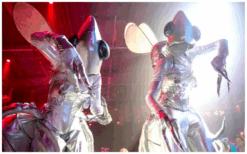 De Zilveren Vliegen Steltenlopers brengen futuristische ruimte-sfeer naar elk evenement. Glinsterend, buitenaards en indrukwekkend. Perfect voor festivals, winkelcentra en space-thema’s. Boek deze unieke act!