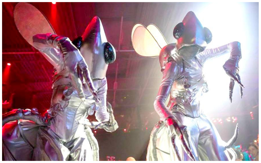 De Zilveren Vliegen Steltenlopers brengen futuristische ruimte-sfeer naar elk evenement. Glinsterend, buitenaards en indrukwekkend. Perfect voor festivals, winkelcentra en space-thema’s. Boek deze unieke act!