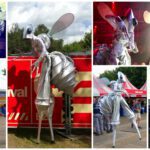 Buitenaardse Zilveren Vliegen Steltenlopers voegen Magie Toe aan Uw Evenement. Ervaar Kunst en Esthetiek op Stelten van deze Space Insecten!