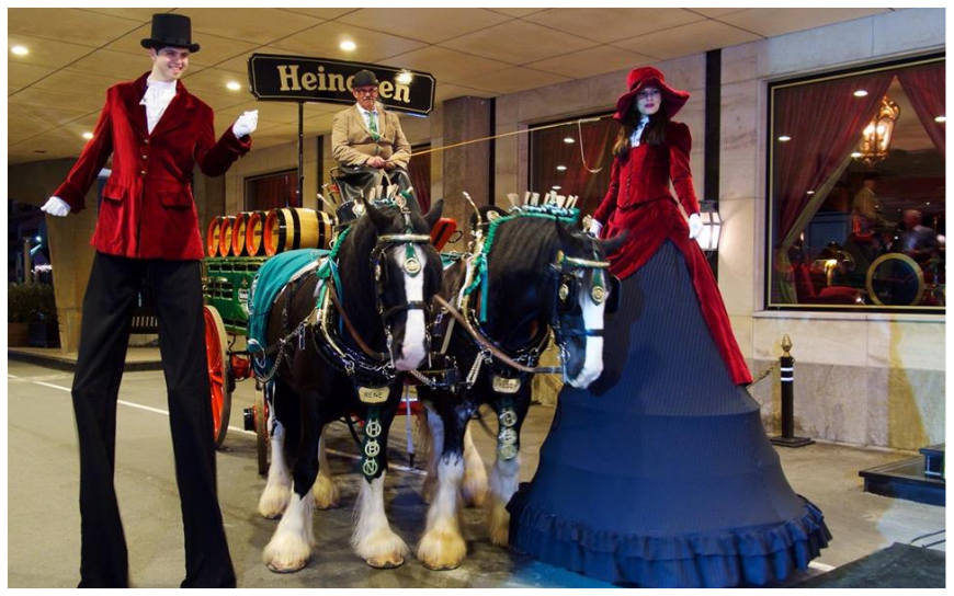 Het Dickens Steltenlopers Duo brengt nostalgische kerstsfeer, wintermagie en prachtige kostuums naar ieder evenement. Perfect voor kerstmarkten, winkelcentra en ontvangst. Boek deze betoverende act!