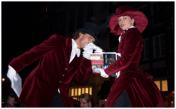 Het Dickens Steltenlopers Duo brengt nostalgische kerstsfeer, wintermagie en prachtige kostuums naar ieder evenement. Perfect voor kerstmarkten, winkelcentra en ontvangst. Boek deze betoverende act!