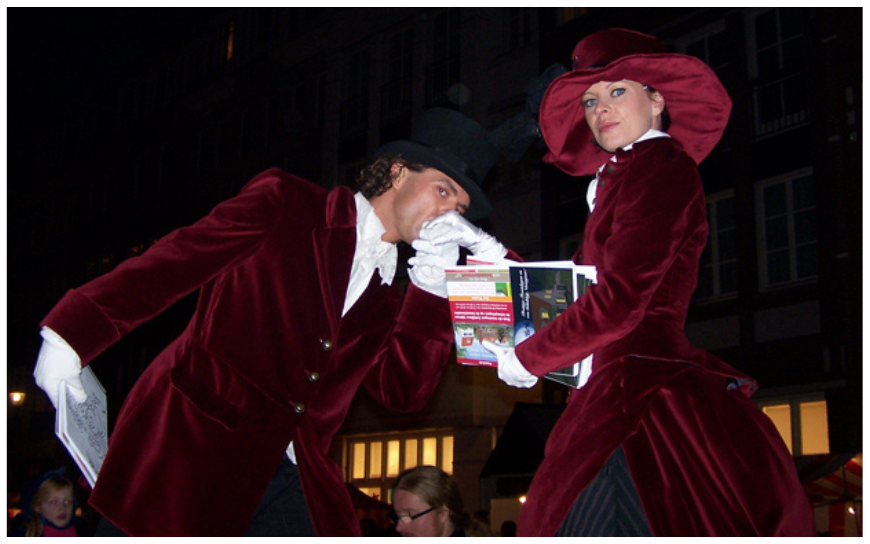 Het Dickens Steltenlopers Duo brengt nostalgische kerstsfeer, wintermagie en prachtige kostuums naar ieder evenement. Perfect voor kerstmarkten, winkelcentra en ontvangst. Boek deze betoverende act!