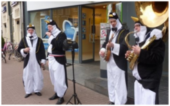 Boek het Pinguïns Dixieland Looporkest voor een onvergetelijk evenement. Breed repertoire, flexibele bezetting. Swingend of ontspannen, het perfecte geluid voor uw feest!