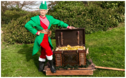 Ontdek de magie van het Kerst Elfje en help haar de geheimen van de betoverende schatkist te onthullen. Een kerstavontuur voor jong en oud