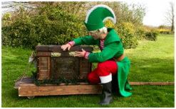 Ontdek de magie van het Kerst Elfje en help haar de geheimen van de betoverende schatkist te onthullen. Een kerstavontuur voor jong en oud