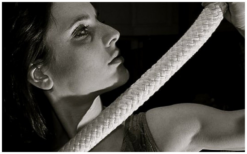 Ervaar hemelse Lucht Acrobate met Touw: betoverende dans tussen hemel en koord. Boek nu voor een onvergetelijke show vol schoonheid en gratie! 🤸♀️🎪