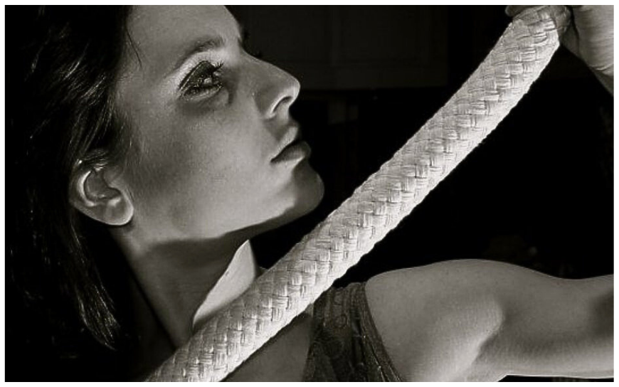 Ervaar hemelse Lucht Acrobate met Touw: betoverende dans tussen hemel en koord. Boek nu voor een onvergetelijke show vol schoonheid en gratie! 🤸♀️🎪