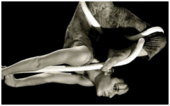 Ervaar hemelse Lucht Acrobate met Touw: betoverende dans tussen hemel en koord. Boek nu voor een onvergetelijke show vol schoonheid en gratie! 🤸♀️🎪