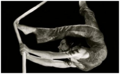 Ervaar hemelse Lucht Acrobate met Touw: betoverende dans tussen hemel en koord. Boek nu voor een onvergetelijke show vol schoonheid en gratie! 🤸♀️🎪