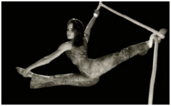 Ervaar hemelse Lucht Acrobate met Touw: betoverende dans tussen hemel en koord. Boek nu voor een onvergetelijke show vol schoonheid en gratie! 🤸♀️🎪