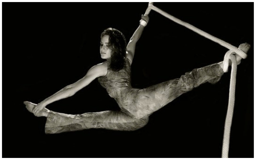 Ervaar hemelse Lucht Acrobate met Touw: betoverende dans tussen hemel en koord. Boek nu voor een onvergetelijke show vol schoonheid en gratie! 🤸♀️🎪