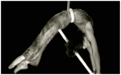 Ervaar hemelse Lucht Acrobate met Touw: betoverende dans tussen hemel en koord. Boek nu voor een onvergetelijke show vol schoonheid en gratie! 🤸♀️🎪