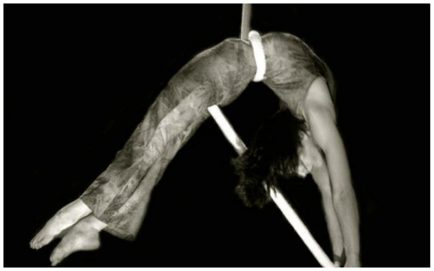 Ervaar hemelse Lucht Acrobate met Touw: betoverende dans tussen hemel en koord. Boek nu voor een onvergetelijke show vol schoonheid en gratie! 🤸♀️🎪