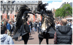 De Zwarte Vogels Steltenlopers brengen mysterie, elegantie en een duistere sfeer naar elk evenement. Perfect voor festivals, winkelcentra en thema’s als zwart, ruimte en fantasy. Een unieke, opvallende act!