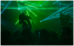 De Zwarte Vogels Steltenlopers brengen mysterie, elegantie en een duistere sfeer naar elk evenement. Perfect voor festivals, winkelcentra en thema’s als zwart, ruimte en fantasy. Een unieke, opvallende act!