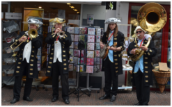 Boek het Markiezen Dixieland Looporkest voor een onvergetelijk evenement. Breed repertoire, flexibele bezetting. Swingend of ontspannen, het perfecte geluid voor uw feest!