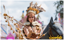 De Indiaanse Dromenvangers Steltenlopers op paarden brengen magie, cultuur en indrukwekkend visueel spektakel naar elk evenement. Perfect voor festivals, themafeesten en ontvangst. Boek deze unieke act!