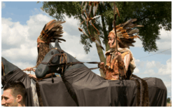 De Indiaanse Dromenvangers Steltenlopers op paarden brengen magie, cultuur en indrukwekkend visueel spektakel naar elk evenement. Perfect voor festivals, themafeesten en ontvangst. Boek deze unieke act!