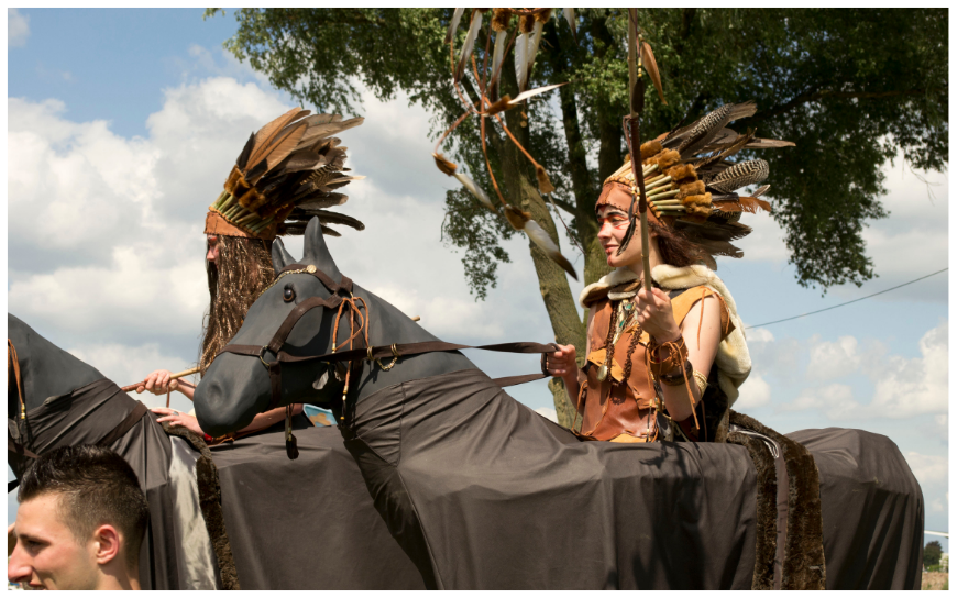 De Indiaanse Dromenvangers Steltenlopers op paarden brengen magie, cultuur en indrukwekkend visueel spektakel naar elk evenement. Perfect voor festivals, themafeesten en ontvangst. Boek deze unieke act!