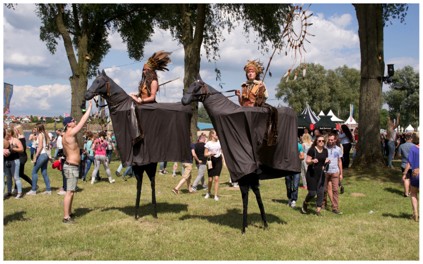De Indiaanse Dromenvangers Steltenlopers op paarden brengen magie, cultuur en indrukwekkend visueel spektakel naar elk evenement. Perfect voor festivals, themafeesten en ontvangst. Boek deze unieke act!