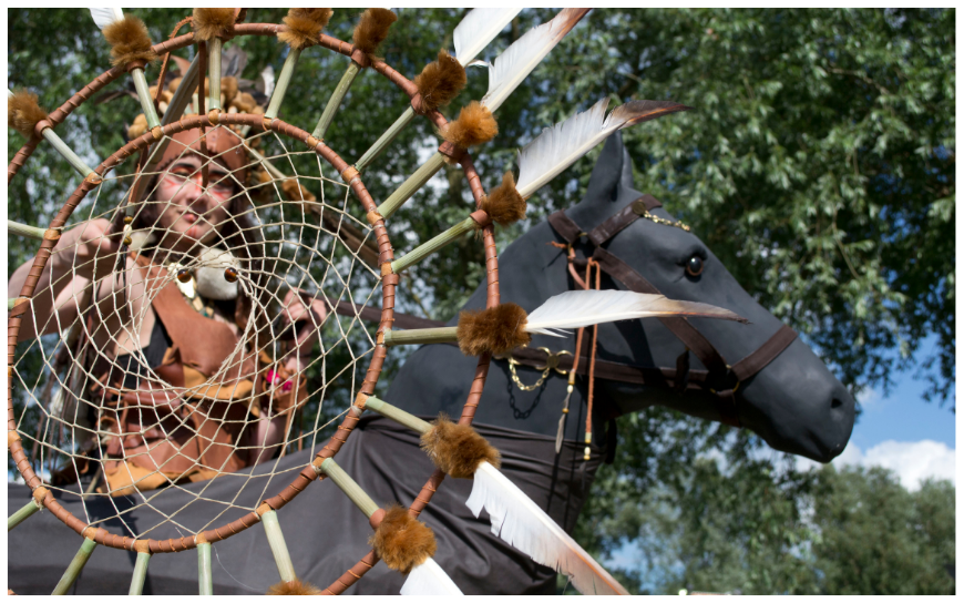 De Indiaanse Dromenvangers Steltenlopers op paarden brengen magie, cultuur en indrukwekkend visueel spektakel naar elk evenement. Perfect voor festivals, themafeesten en ontvangst. Boek deze unieke act!