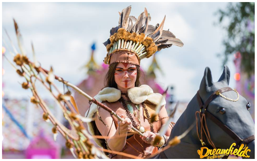 De Indiaanse Dromenvangers Steltenlopers op paarden brengen magie, cultuur en indrukwekkend visueel spektakel naar elk evenement. Perfect voor festivals, themafeesten en ontvangst. Boek deze unieke act!