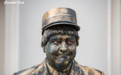 Kaartjesknipper Levend Standbeeld huren? Interactieve ontvangst act met echte tickets voor beurs, festival, winkelcentrum of jubileum. Speels, nostalgisch en een originele blikvanger.