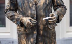 Kaartjesknipper Levend Standbeeld huren? Interactieve ontvangst act met echte tickets voor beurs, festival, winkelcentrum of jubileum. Speels, nostalgisch en een originele blikvanger.