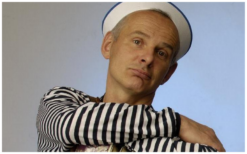 Beleef Nederlandse gezelligheid met de Muzikale Matroos Steltenloper! Accordeon, zang en betoverende sfeer voor elk evenement. Boek nu!