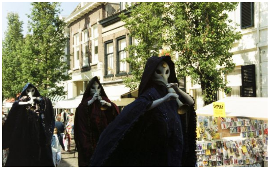 Ervaar de Betovering van de Mystieke Steltenlopers: Een Reis naar het Onbekende!
