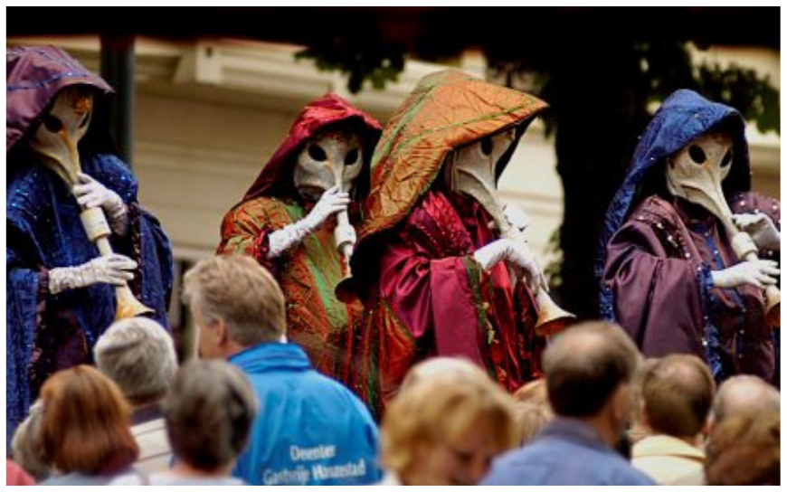 Ervaar de Betovering van de Mystieke Steltenlopers: Een Reis naar het Onbekende!