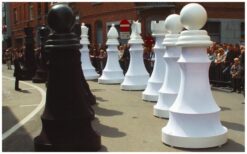 Het Groots Schaakspel Parade is een krachtig visueel spektakel in zwart en wit. De grote schaakstukken bewegen door de ruimte en trekken direct alle aandacht. Dit zorgt voor een opvallende en stijlvolle uitstraling. Inzetbaar als parade, openingsact of decoratie. Geschikt voor festivals, winkelcentra en evenementen met een spel- of zwart-wit thema. Ook perfect als muzikale openingsact met choreografie.