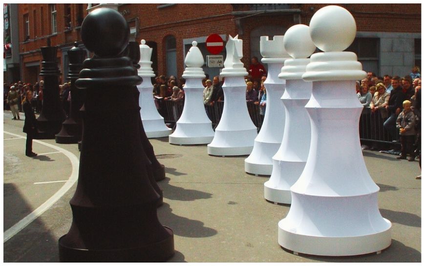 Het Groots Schaakspel Parade is een krachtig visueel spektakel in zwart en wit. De grote schaakstukken bewegen door de ruimte en trekken direct alle aandacht. Dit zorgt voor een opvallende en stijlvolle uitstraling. Inzetbaar als parade, openingsact of decoratie. Geschikt voor festivals, winkelcentra en evenementen met een spel- of zwart-wit thema. Ook perfect als muzikale openingsact met choreografie.