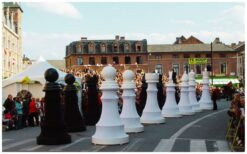 Het Groots Schaakspel Parade is een krachtig visueel spektakel in zwart en wit. De grote schaakstukken bewegen door de ruimte en trekken direct alle aandacht. Dit zorgt voor een opvallende en stijlvolle uitstraling. Inzetbaar als parade, openingsact of decoratie. Geschikt voor festivals, winkelcentra en evenementen met een spel- of zwart-wit thema. Ook perfect als muzikale openingsact met choreografie.