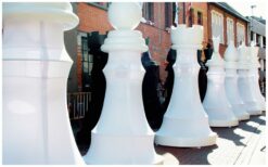 Het Groots Schaakspel Parade is een krachtig visueel spektakel in zwart en wit. De grote schaakstukken bewegen door de ruimte en trekken direct alle aandacht. Dit zorgt voor een opvallende en stijlvolle uitstraling. Inzetbaar als parade, openingsact of decoratie. Geschikt voor festivals, winkelcentra en evenementen met een spel- of zwart-wit thema. Ook perfect als muzikale openingsact met choreografie.