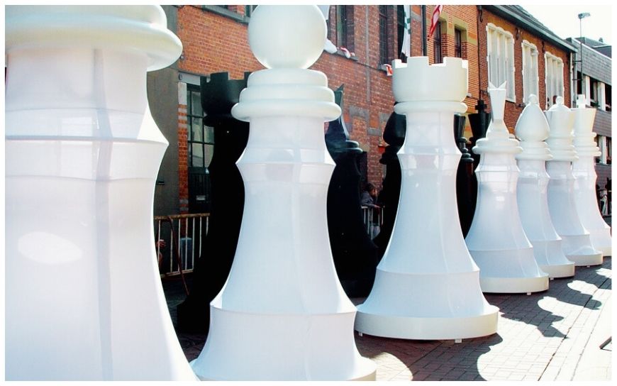 Het Groots Schaakspel Parade is een krachtig visueel spektakel in zwart en wit. De grote schaakstukken bewegen door de ruimte en trekken direct alle aandacht. Dit zorgt voor een opvallende en stijlvolle uitstraling. Inzetbaar als parade, openingsact of decoratie. Geschikt voor festivals, winkelcentra en evenementen met een spel- of zwart-wit thema. Ook perfect als muzikale openingsact met choreografie.