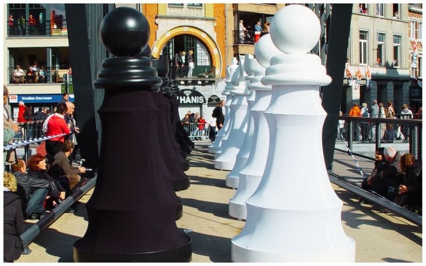 Het Groots Schaakspel Parade is een krachtig visueel spektakel in zwart en wit. De grote schaakstukken bewegen door de ruimte en trekken direct alle aandacht. Dit zorgt voor een opvallende en stijlvolle uitstraling. Inzetbaar als parade, openingsact of decoratie. Geschikt voor festivals, winkelcentra en evenementen met een spel- of zwart-wit thema. Ook perfect als muzikale openingsact met choreografie.